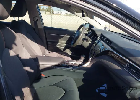 2018 Toyota Camry Le z USA, uszkodzony, nr VIN 4T1B11HK9JU053125